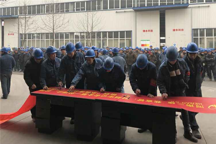 工人在横幅标语上庄严签字_副本.jpg 工人在横幅标语上庄严签字_副本.jpg